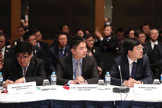 京东集团首席执行官刘强东（左二）出席会议